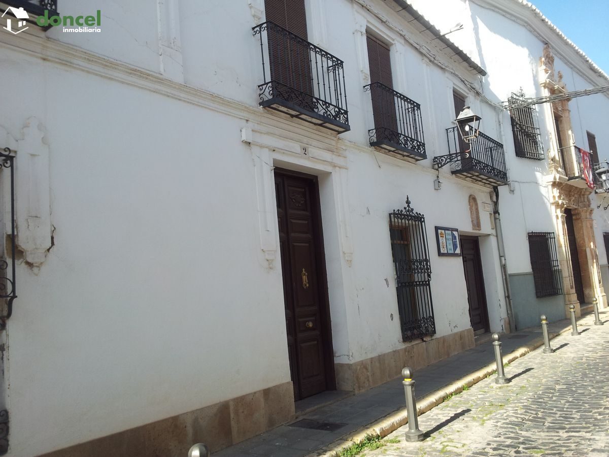 151204/1824565, CÉNTRICA CASA EN ALMAGRO, junto a su monumental Plaza, en el barrio noble de la ciudad, todos los servicios a su alrededor, distribuida en dos plantas en las que se ubican 11 dependenc — Foto 1