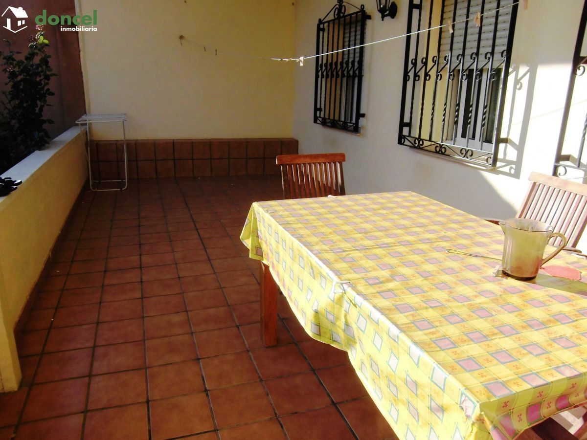 Inmobiliaria Doncel, vende, CASA EN FERNANCABALLERO/Ciudad Real, sobre parcela de 600 m2, distribuida en cinco dependencias y dos baños, dispone de cocina amueblada, porche, tiene calefacción de gasól — Foto 8