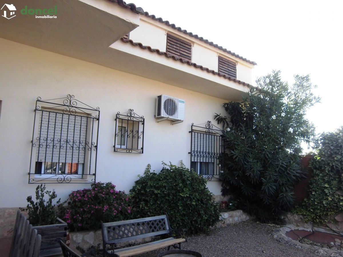 Inmobiliaria Doncel, vende, CASA EN FERNANCABALLERO/Ciudad Real, sobre parcela de 600 m2, distribuida en cinco dependencias y dos baños, dispone de cocina amueblada, porche, tiene calefacción de gasól — Foto 2