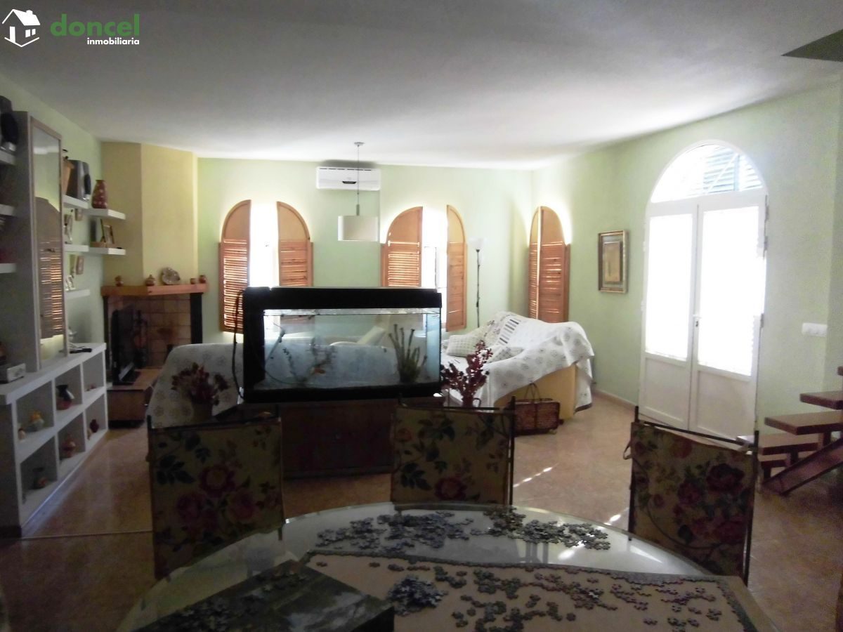 Inmobiliaria Doncel, vende, CASA EN FERNANCABALLERO/Ciudad Real, sobre parcela de 600 m2, distribuida en cinco dependencias y dos baños, dispone de cocina amueblada, porche, tiene calefacción de gasól — Foto 3