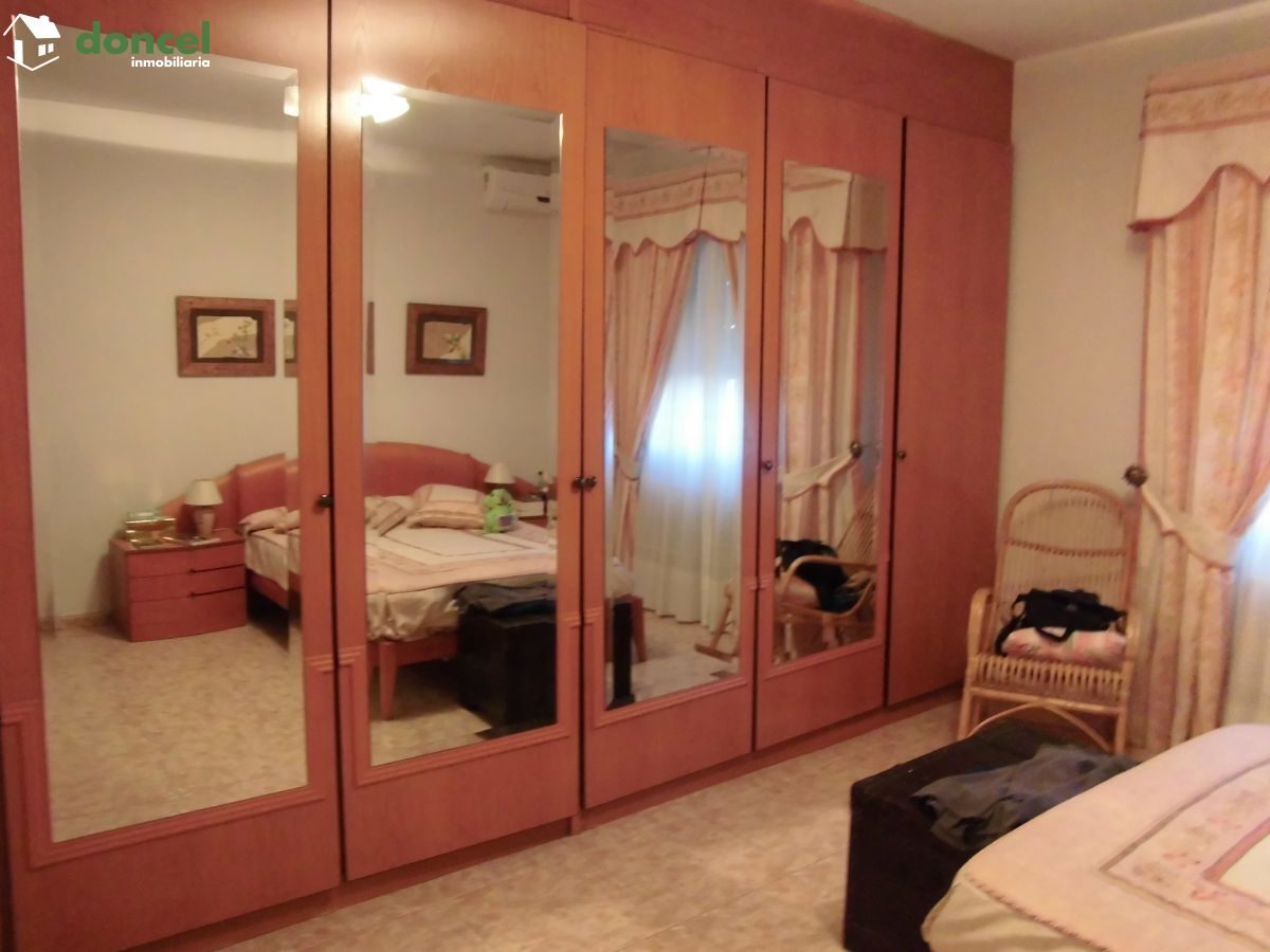 Inmobiliaria Doncel, vende, CASA EN FERNANCABALLERO/Ciudad Real, sobre parcela de 600 m2, distribuida en cinco dependencias y dos baños, dispone de cocina amueblada, porche, tiene calefacción de gasól — Foto 4
