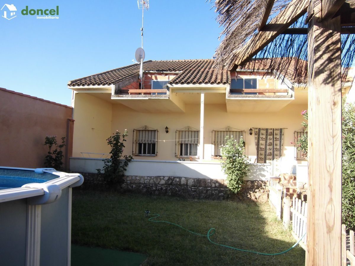 Inmobiliaria Doncel, vende, CASA EN FERNANCABALLERO/Ciudad Real, sobre parcela de 600 m2, distribuida en cinco dependencias y dos baños, dispone de cocina amueblada, porche, tiene calefacción de gasól — Foto 1