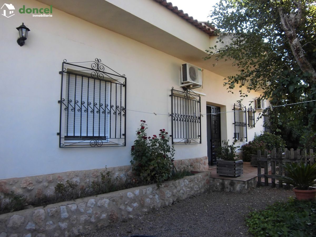 Inmobiliaria Doncel, vende, CASA EN FERNANCABALLERO/Ciudad Real, sobre parcela de 600 m2, distribuida en cinco dependencias y dos baños, dispone de cocina amueblada, porche, tiene calefacción de gasól — Foto 12