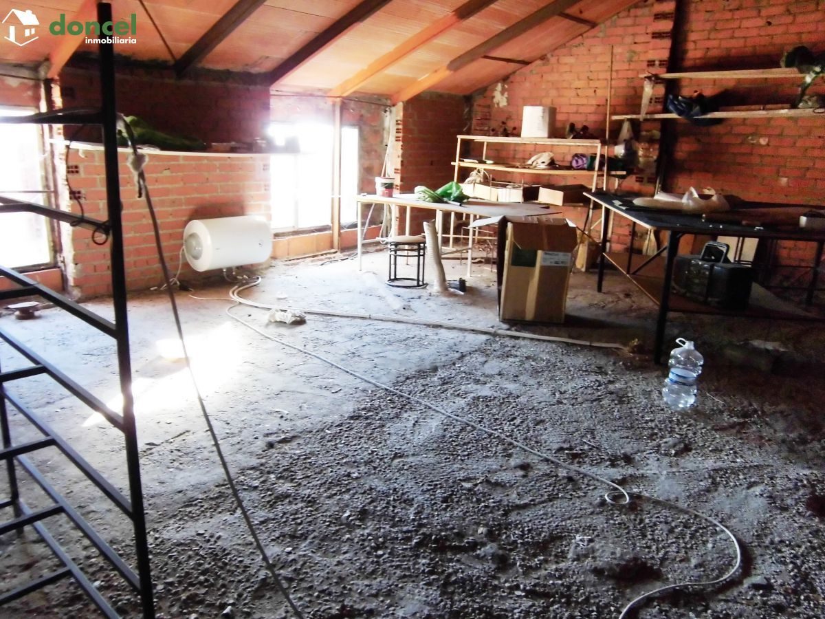 Inmobiliaria Doncel, vende, CASA EN FERNANCABALLERO/Ciudad Real, sobre parcela de 600 m2, distribuida en cinco dependencias y dos baños, dispone de cocina amueblada, porche, tiene calefacción de gasól — Foto 7