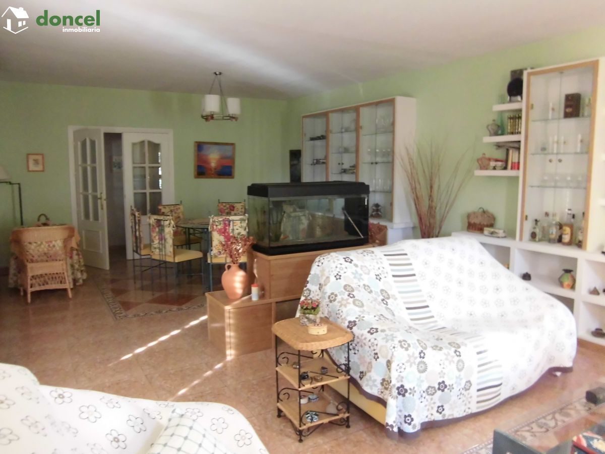 Inmobiliaria Doncel, vende, CASA EN FERNANCABALLERO/Ciudad Real, sobre parcela de 600 m2, distribuida en cinco dependencias y dos baños, dispone de cocina amueblada, porche, tiene calefacción de gasól — Foto 6