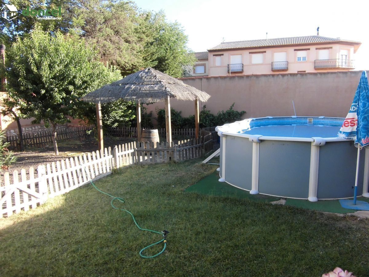 Inmobiliaria Doncel, vende, CASA EN FERNANCABALLERO/Ciudad Real, sobre parcela de 600 m2, distribuida en cinco dependencias y dos baños, dispone de cocina amueblada, porche, tiene calefacción de gasól — Foto 9
