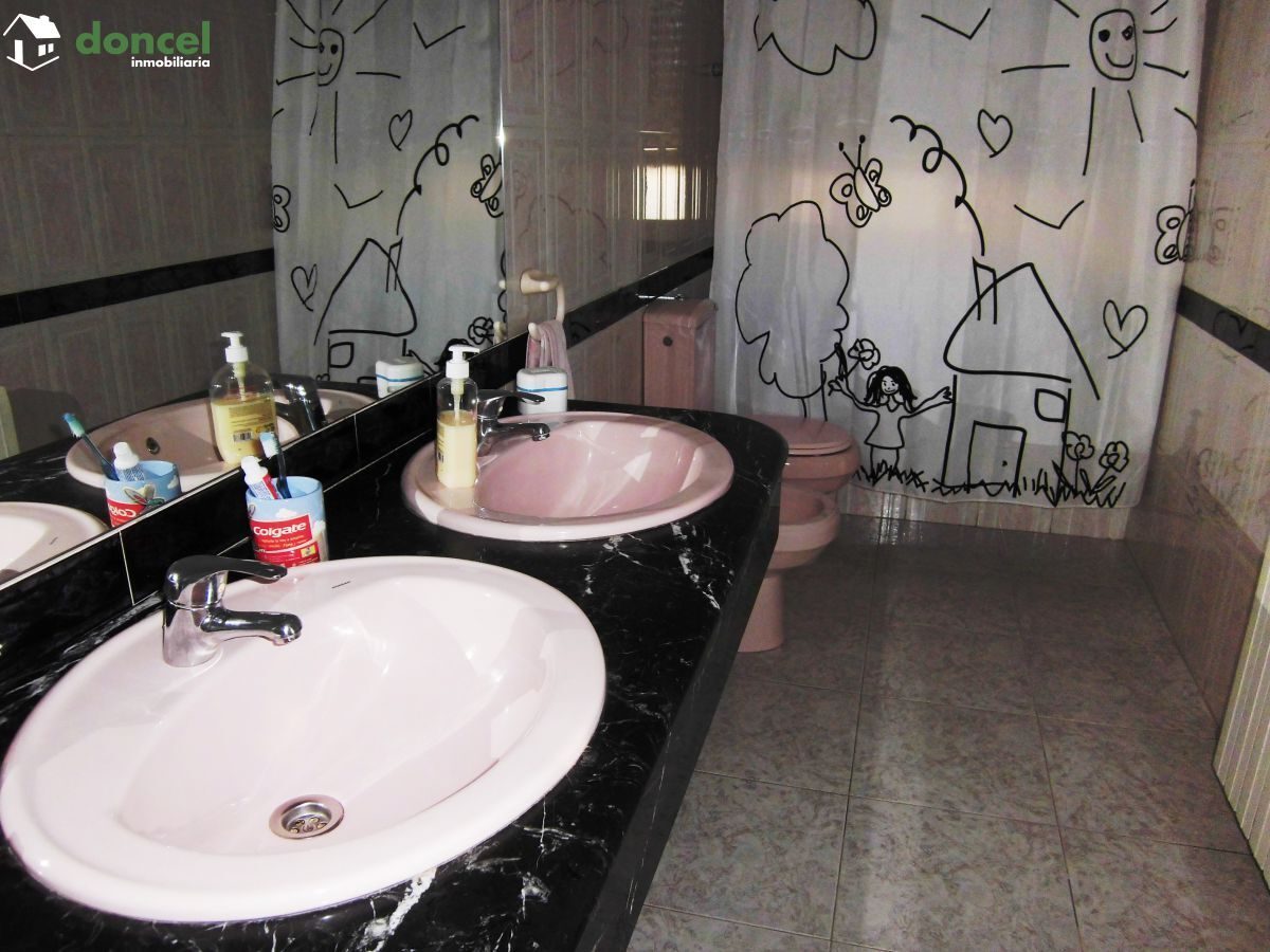 Inmobiliaria Doncel, vende, CASA EN FERNANCABALLERO/Ciudad Real, sobre parcela de 600 m2, distribuida en cinco dependencias y dos baños, dispone de cocina amueblada, porche, tiene calefacción de gasól — Foto 5