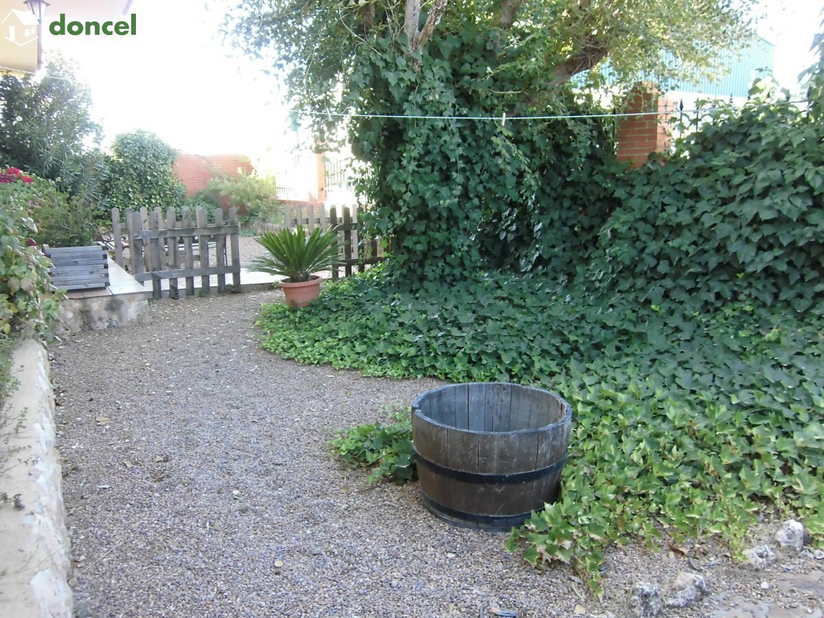 Inmobiliaria Doncel, vende, CASA EN FERNANCABALLERO/Ciudad Real, sobre parcela de 600 m2, distribuida en cinco dependencias y dos baños, dispone de cocina amueblada, porche, tiene calefacción de gasól — Foto 11