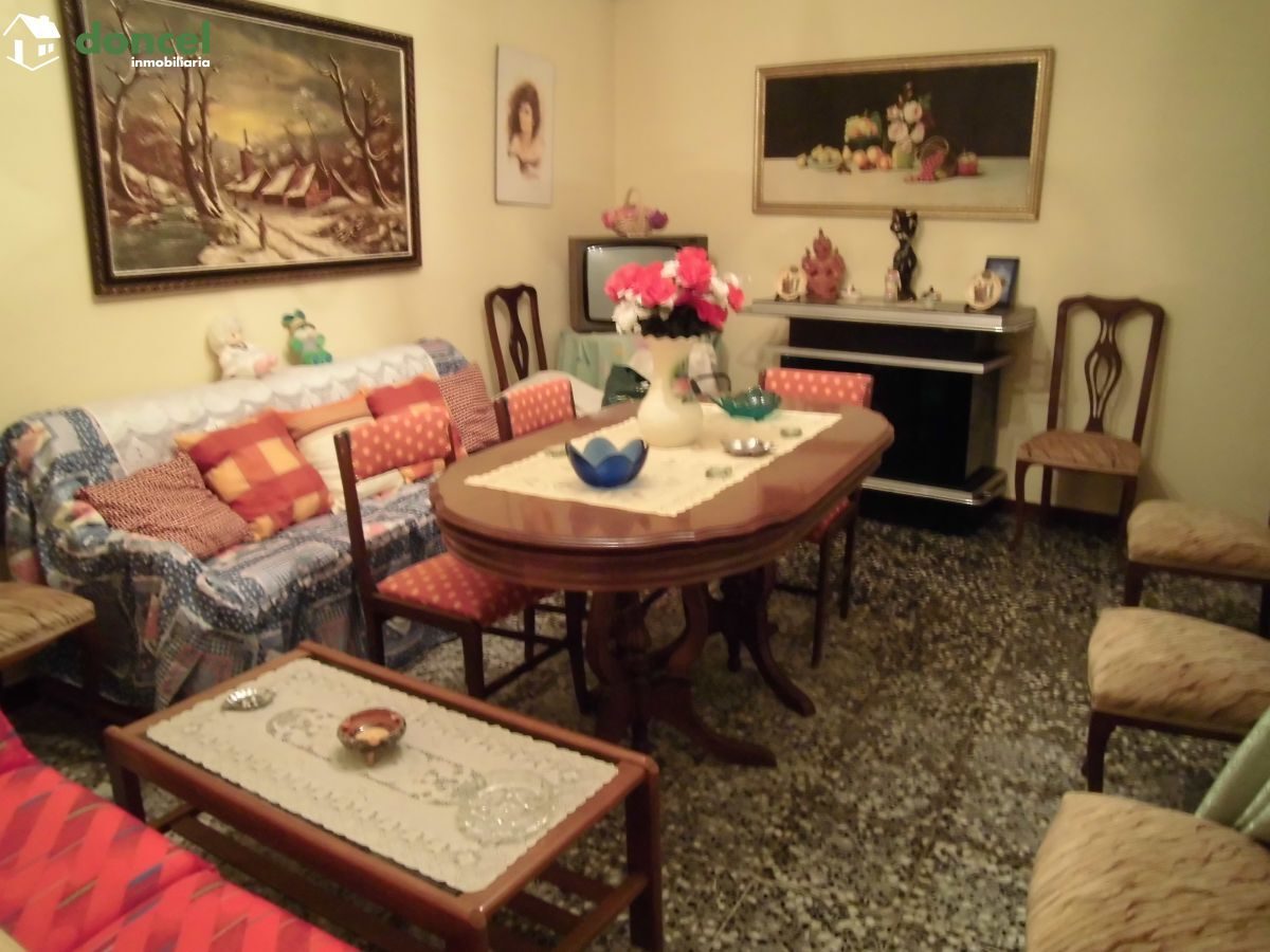 Inmobiliaria Doncel, vende, CASA DE PUEBLO EN BALLESTEROS DE CTVA./C. Real, se encuentra cercano a comercios, cercano a transporte público, cercano a colegios, cercano al centro, distribuida en cuatro — Foto 3