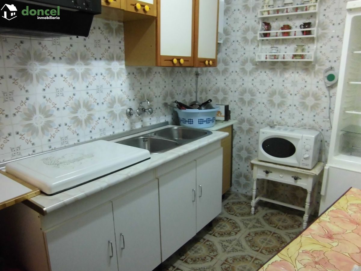 Inmobiliaria Doncel, vende, CASA DE PUEBLO EN BALLESTEROS DE CTVA./C. Real, se encuentra cercano a comercios, cercano a transporte público, cercano a colegios, cercano al centro, distribuida en cuatro — Foto 4