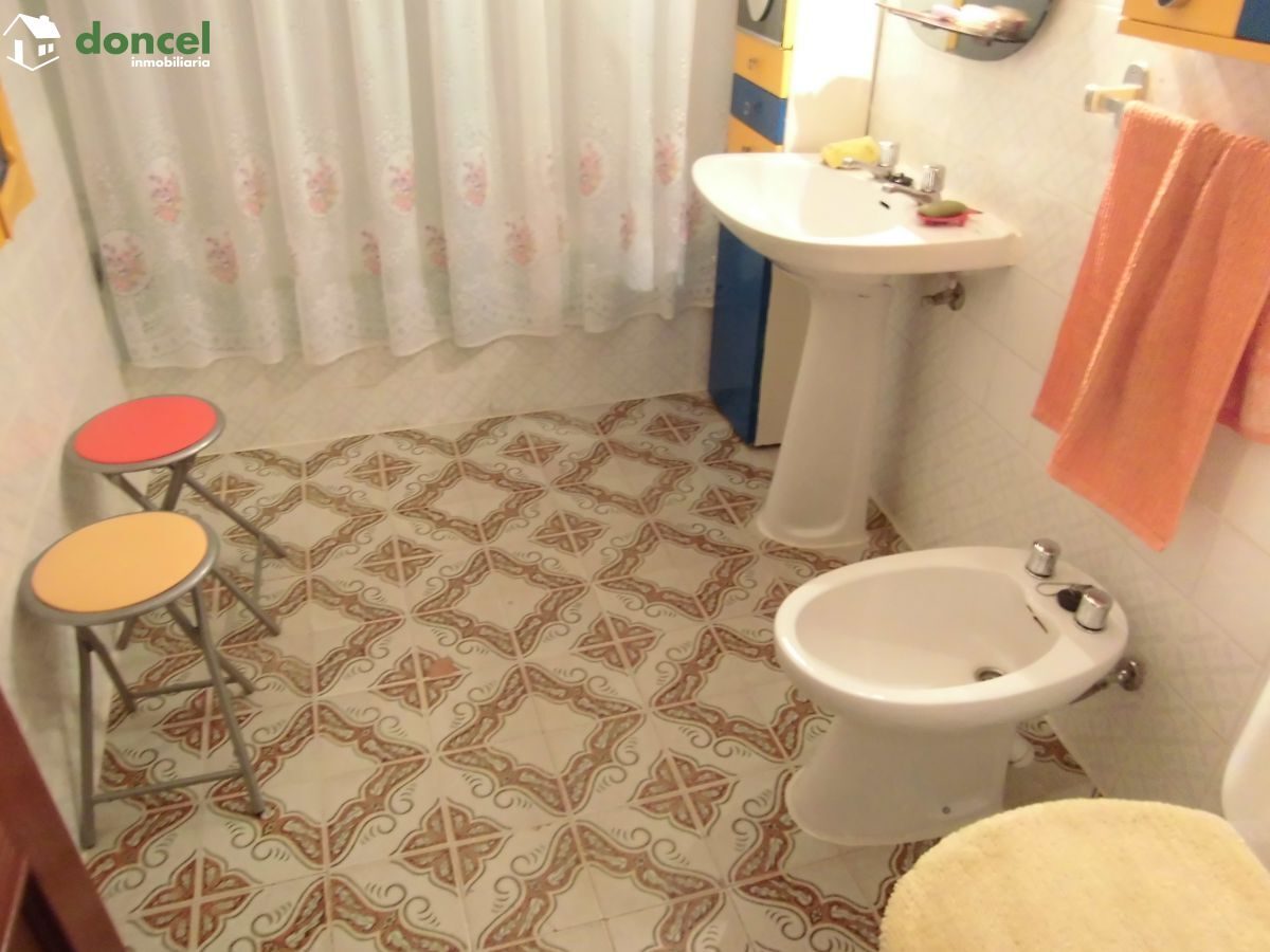 Inmobiliaria Doncel, vende, CASA DE PUEBLO EN BALLESTEROS DE CTVA./C. Real, se encuentra cercano a comercios, cercano a transporte público, cercano a colegios, cercano al centro, distribuida en cuatro — Foto 6