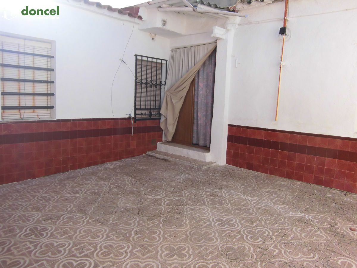 Inmobiliaria Doncel, vende, CASA DE PUEBLO EN BALLESTEROS DE CTVA./C. Real, se encuentra cercano a comercios, cercano a transporte público, cercano a colegios, cercano al centro, distribuida en cuatro — Foto 2