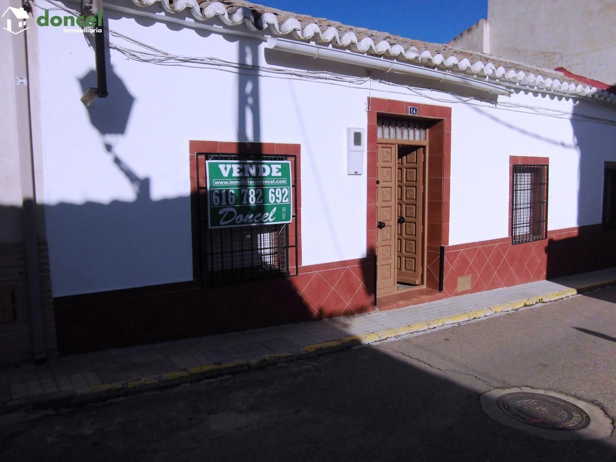 Inmobiliaria Doncel, vende, CASA DE PUEBLO EN BALLESTEROS DE CTVA./C. Real, se encuentra cercano a comercios, cercano a transporte público, cercano a colegios, cercano al centro, distribuida en cuatro — Foto 1
