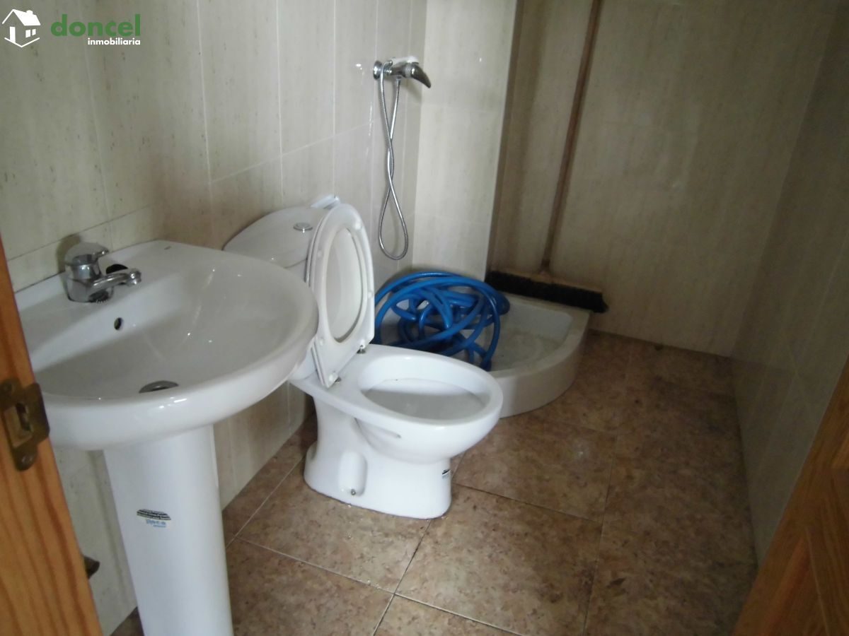 Inmobiliaria Doncel, vende para inversionistas, NAVE EN POLÍGONO INDUSTRIAL LA ESTRELLA DE MIGUELTURRA/C. Real con una superficie de 500 m2. (20x25), actualmente ARRENDADA, dispone de dos despachos, u — Foto 5