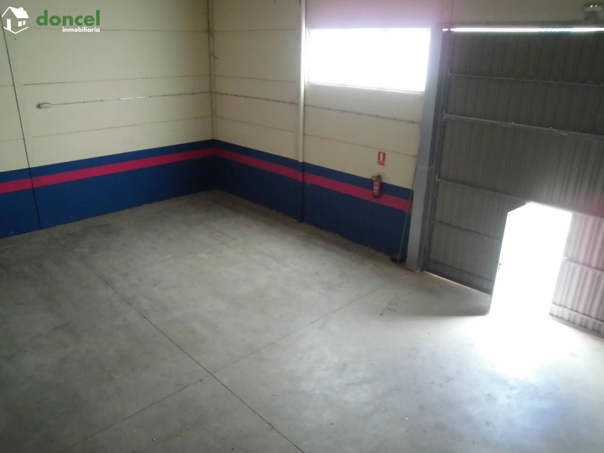 Inmobiliaria Doncel, vende para inversionistas, NAVE EN POLÍGONO INDUSTRIAL LA ESTRELLA DE MIGUELTURRA/C. Real con una superficie de 500 m2. (20x25), actualmente ARRENDADA, dispone de dos despachos, u — Foto 4