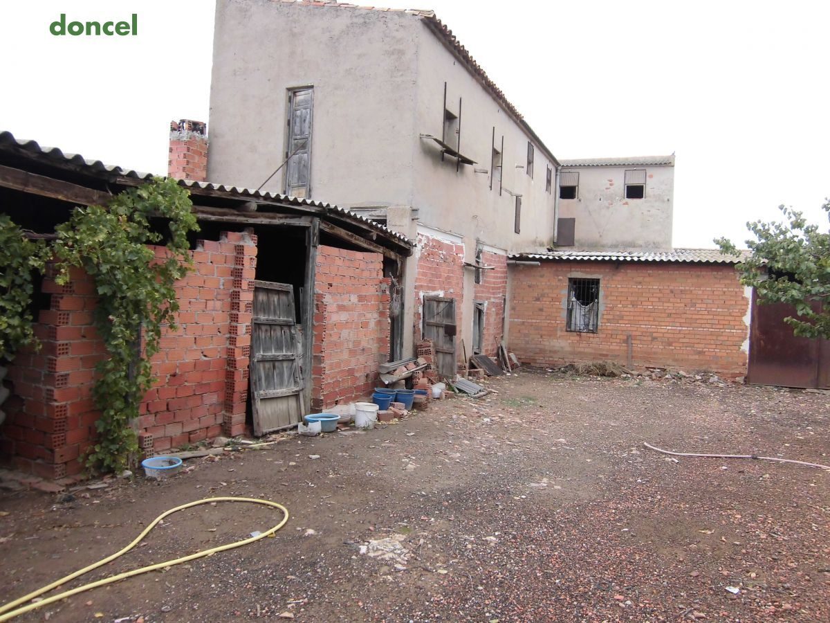181103/2483243.- Parcela urbana cerrada, con diversas construcciones en su interior, con una superficie de 640 m2., ubicada en la Colonia Peñuelas. — Foto 3