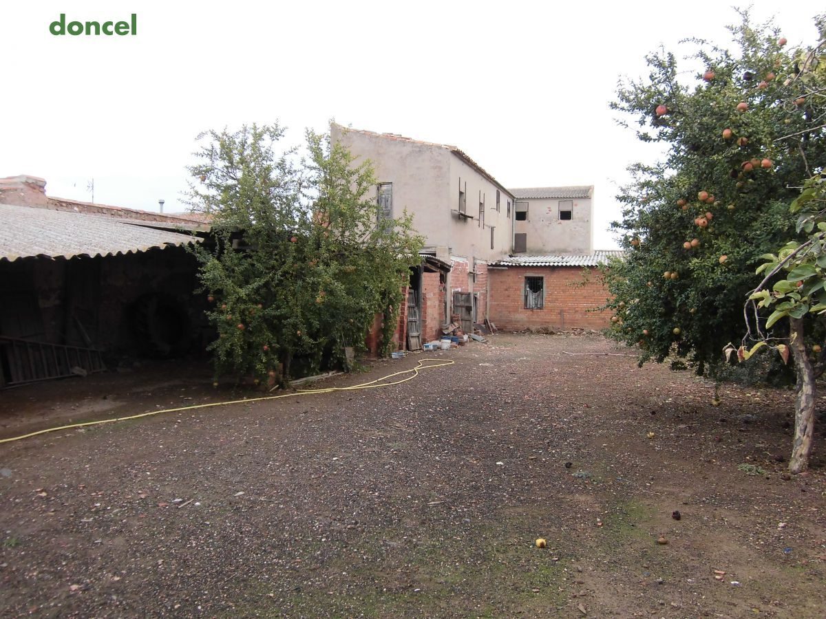 181103/2483243.- Parcela urbana cerrada, con diversas construcciones en su interior, con una superficie de 640 m2., ubicada en la Colonia Peñuelas. — Foto 6
