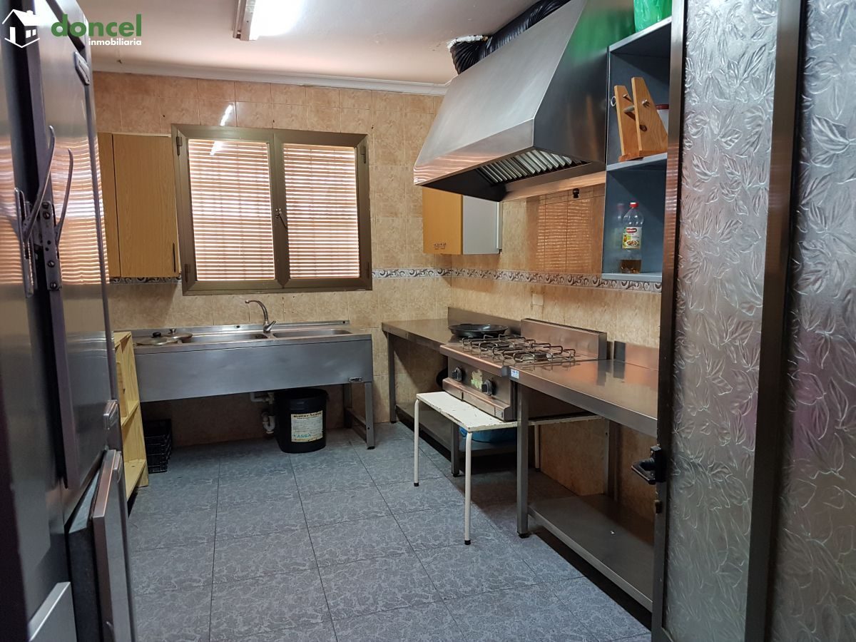 190404/2499681.- EN VENTA, INMUEBLE DE DOS PLANTAS EN POZUELO DE CALATRAVA/Ciudad Real, con licencia actualizada de Hostal-Restaurante-Bar, y amplia zona de aparcamiento de 2.000 m2., está distribuido — Foto 3