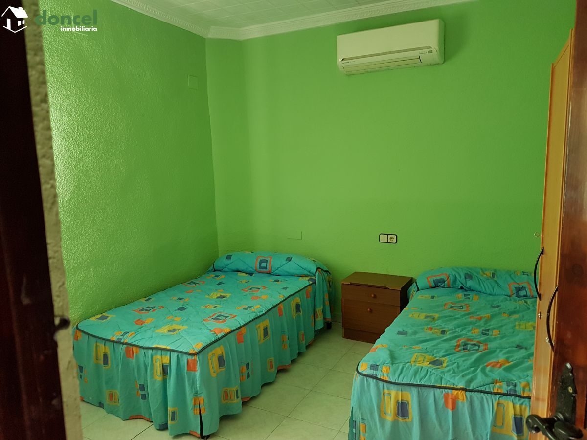 190404/2499681.- EN VENTA, INMUEBLE DE DOS PLANTAS EN POZUELO DE CALATRAVA/Ciudad Real, con licencia actualizada de Hostal-Restaurante-Bar, y amplia zona de aparcamiento de 2.000 m2., está distribuido — Foto 5
