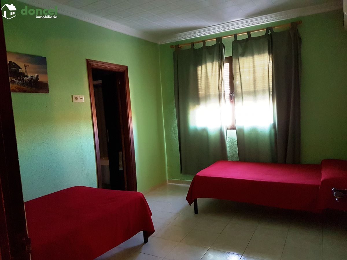 190404/2499681.- EN VENTA, INMUEBLE DE DOS PLANTAS EN POZUELO DE CALATRAVA/Ciudad Real, con licencia actualizada de Hostal-Restaurante-Bar, y amplia zona de aparcamiento de 2.000 m2., está distribuido — Foto 13