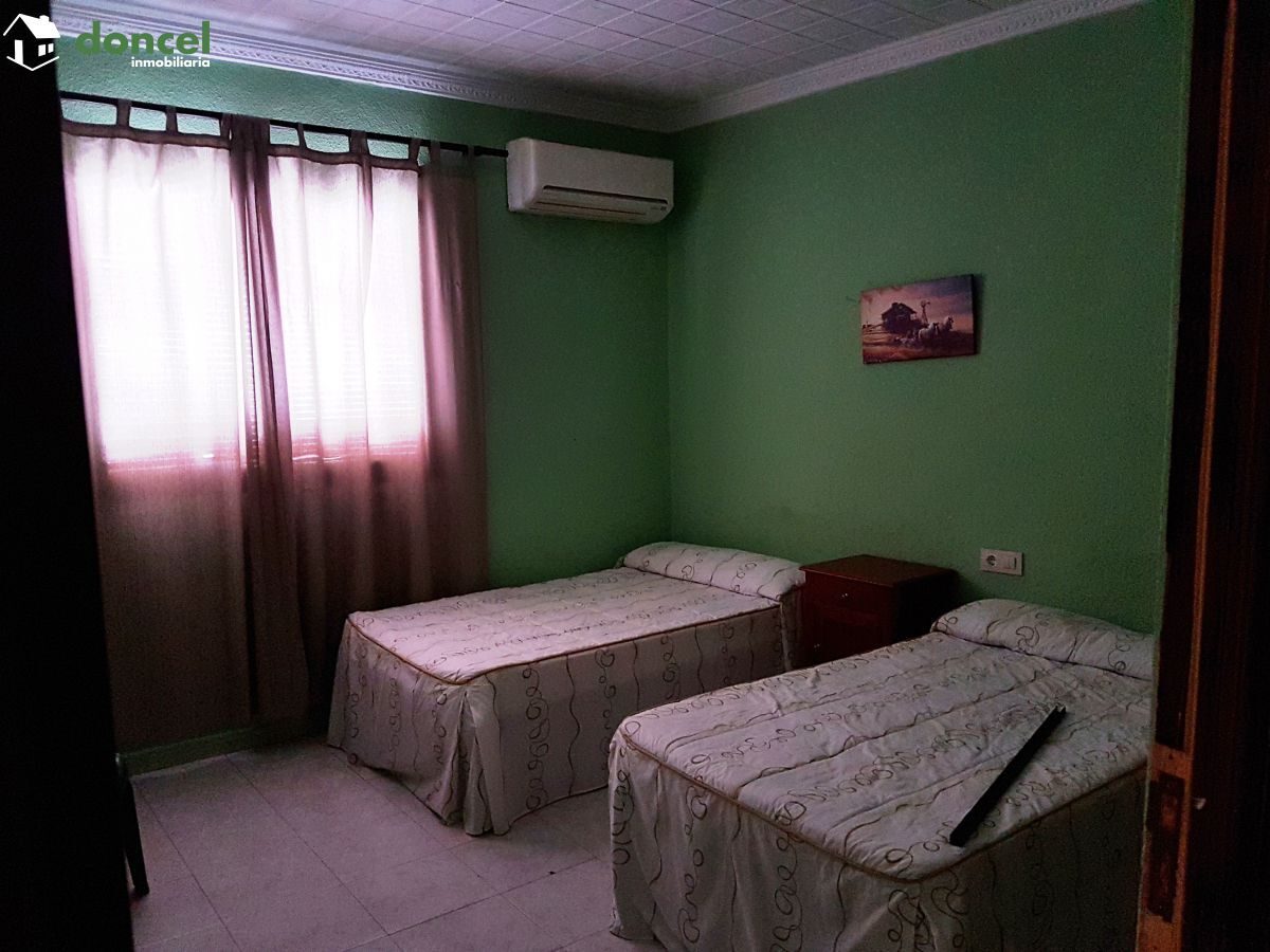 190404/2499681.- EN VENTA, INMUEBLE DE DOS PLANTAS EN POZUELO DE CALATRAVA/Ciudad Real, con licencia actualizada de Hostal-Restaurante-Bar, y amplia zona de aparcamiento de 2.000 m2., está distribuido — Foto 2