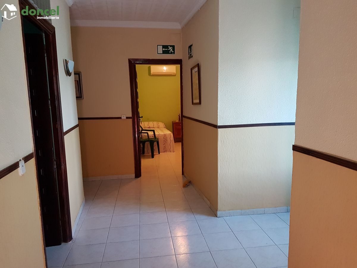 190404/2499681.- EN VENTA, INMUEBLE DE DOS PLANTAS EN POZUELO DE CALATRAVA/Ciudad Real, con licencia actualizada de Hostal-Restaurante-Bar, y amplia zona de aparcamiento de 2.000 m2., está distribuido — Foto 7