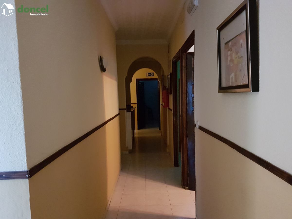 190404/2499681.- EN VENTA, INMUEBLE DE DOS PLANTAS EN POZUELO DE CALATRAVA/Ciudad Real, con licencia actualizada de Hostal-Restaurante-Bar, y amplia zona de aparcamiento de 2.000 m2., está distribuido — Foto 9
