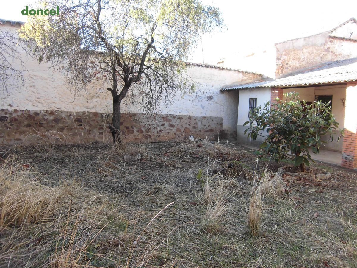 201007/2542244.- Inmobiliaria Doncel, vende, parcela de 351 metros cuadrados sobre la que se encuentra construida una CASA EN ALCOLEA DE CALATRAVA/Ciudad Real, se encuentra cercano a comercios, cercan — Foto 7