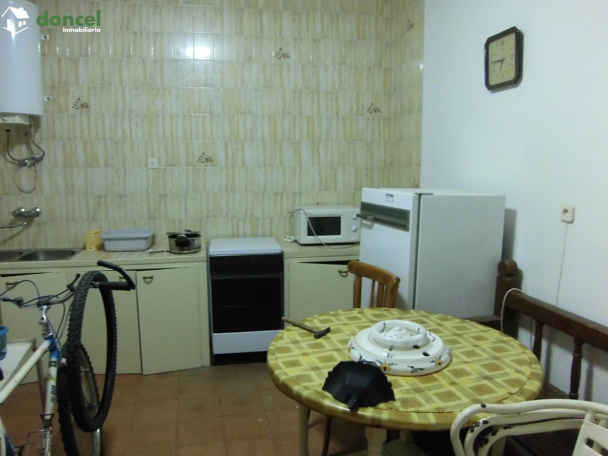 201007/2542244.- Inmobiliaria Doncel, vende, parcela de 351 metros cuadrados sobre la que se encuentra construida una CASA EN ALCOLEA DE CALATRAVA/Ciudad Real, se encuentra cercano a comercios, cercan — Foto 4