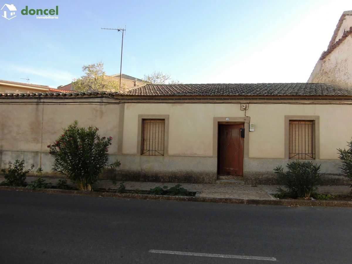 201007/2542244.- Inmobiliaria Doncel, vende, parcela de 351 metros cuadrados sobre la que se encuentra construida una CASA EN ALCOLEA DE CALATRAVA/Ciudad Real, se encuentra cercano a comercios, cercan — Foto 13