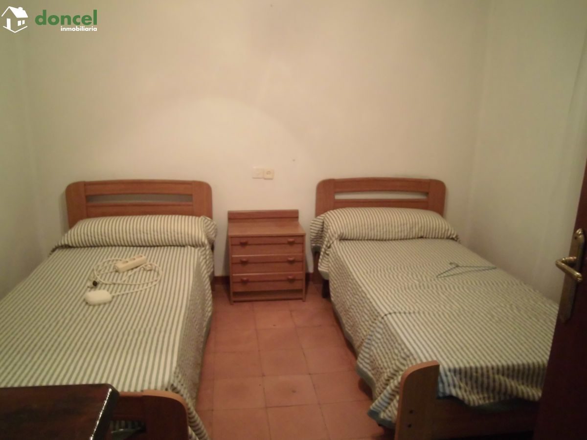201007/2542244.- Inmobiliaria Doncel, vende, parcela de 351 metros cuadrados sobre la que se encuentra construida una CASA EN ALCOLEA DE CALATRAVA/Ciudad Real, se encuentra cercano a comercios, cercan — Foto 9