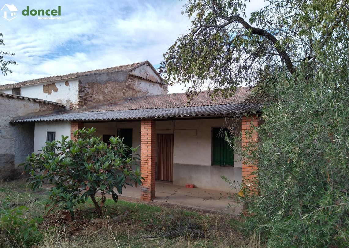 201007/2542244.- Inmobiliaria Doncel, vende, parcela de 351 metros cuadrados sobre la que se encuentra construida una CASA EN ALCOLEA DE CALATRAVA/Ciudad Real, se encuentra cercano a comercios, cercan — Foto 1