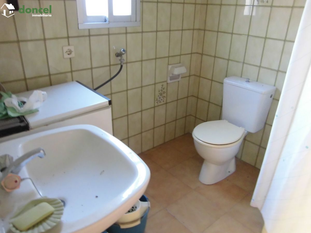 201007/2542244.- Inmobiliaria Doncel, vende, parcela de 351 metros cuadrados sobre la que se encuentra construida una CASA EN ALCOLEA DE CALATRAVA/Ciudad Real, se encuentra cercano a comercios, cercan — Foto 6