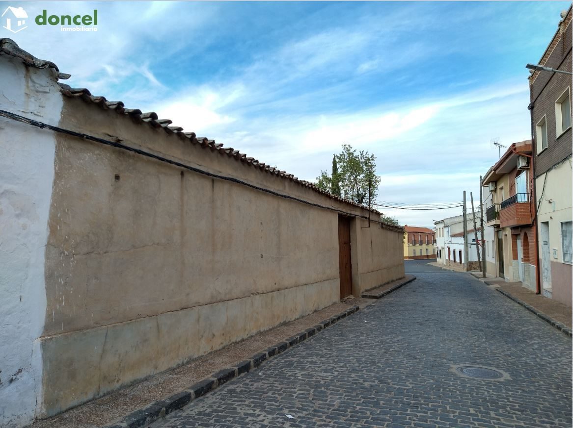 201007/2542244.- Inmobiliaria Doncel, vende, parcela de 351 metros cuadrados sobre la que se encuentra construida una CASA EN ALCOLEA DE CALATRAVA/Ciudad Real, se encuentra cercano a comercios, cercan — Foto 12
