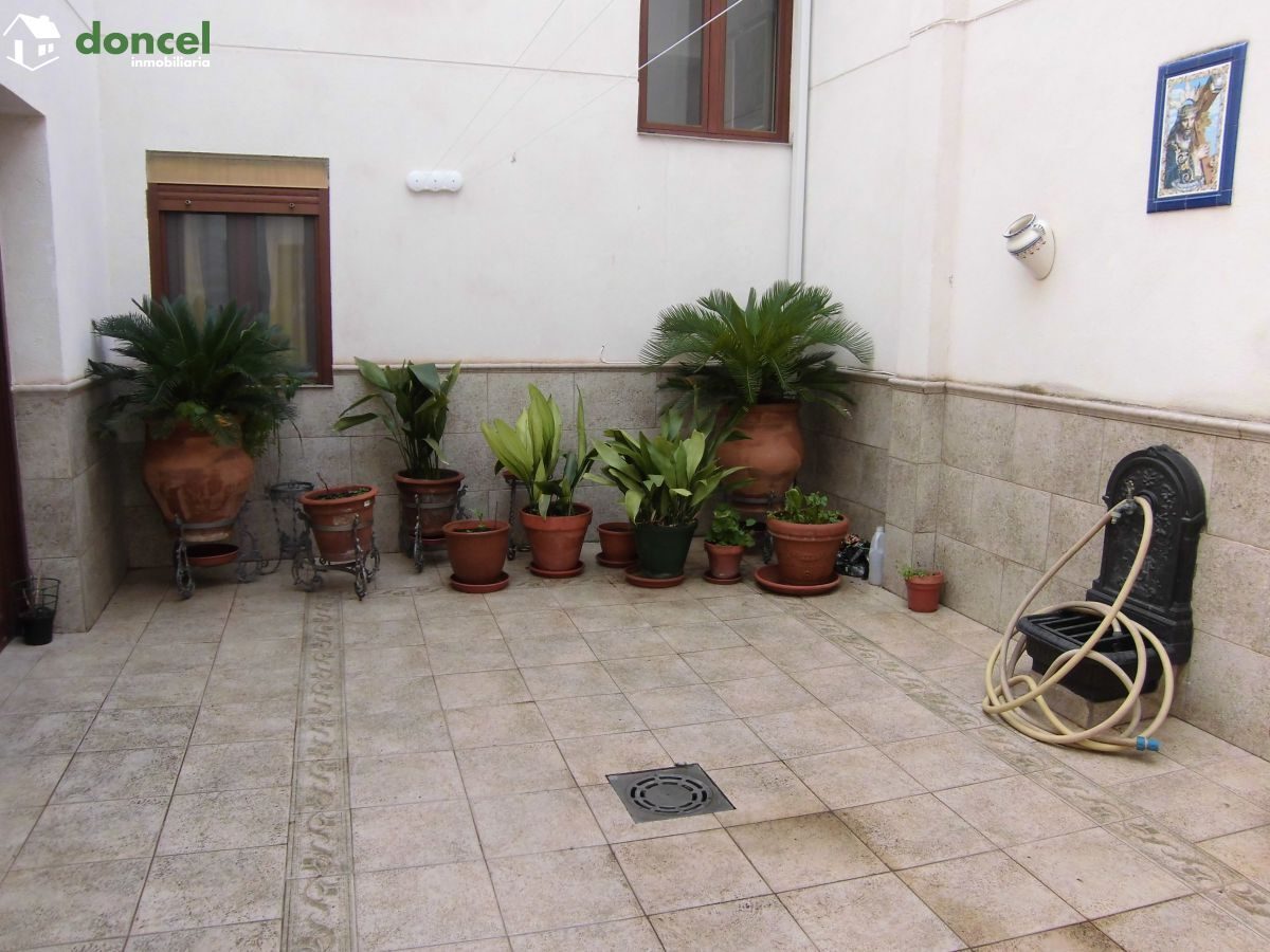210304/2551805, Inmobiliaria Doncel, vende, EN TORRALBA DE CALATRAVA/C. Real, casa de pueblo, con distintas dependencias,y cocina campera, construida sobre parcela de 340 m2. , tiene dos patios, carpi — Foto 1