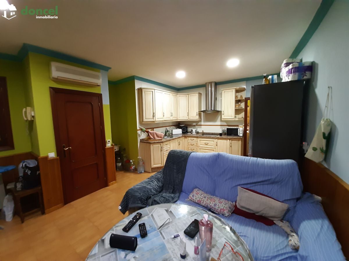 220409/2579175, Inmobiliaria Doncel, vende, en BOLALOS DE CTVA./Ciudad Real, dúplex de tres dormitorios y dos baños, dispone d cocina amueblada, dos salones, calefacción de gasóleo y aire acondicionad — Foto 2