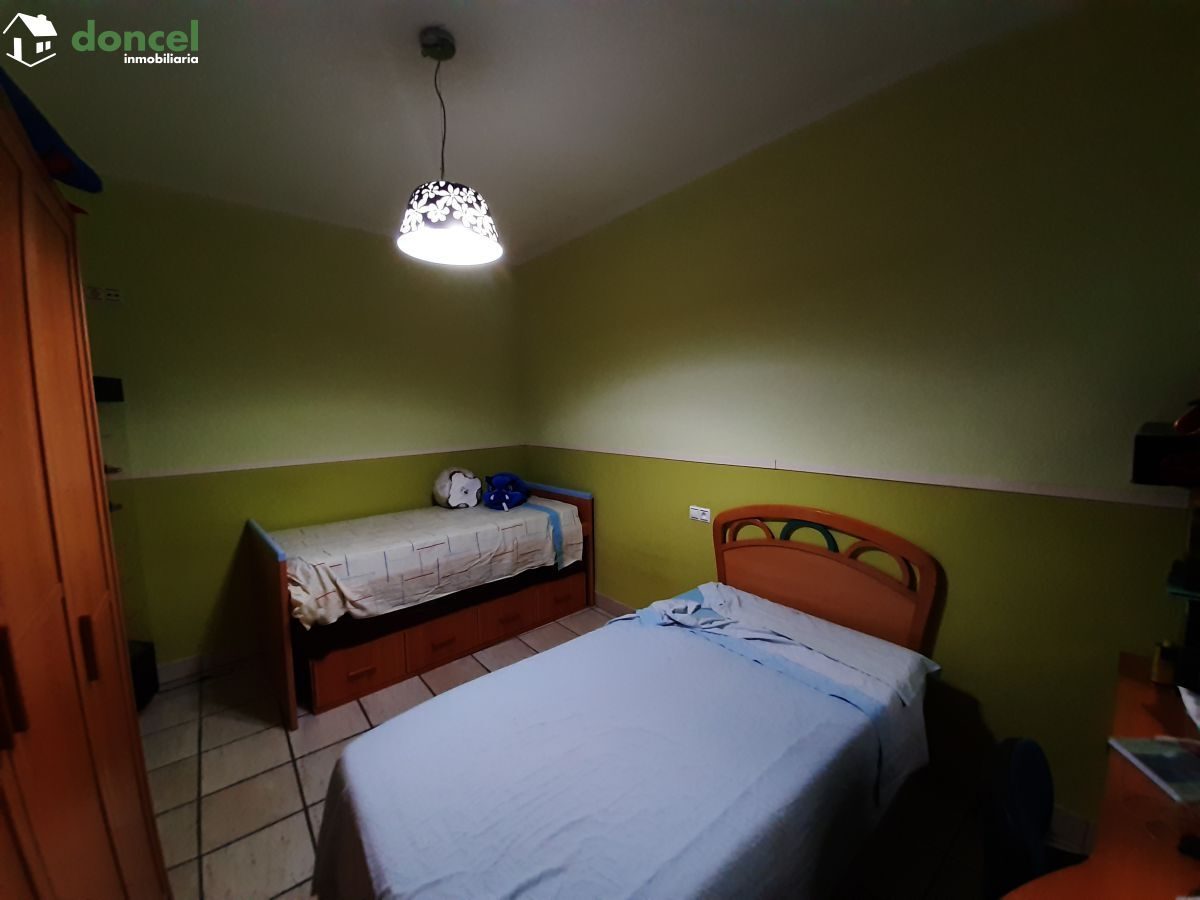 220409/2579175, Inmobiliaria Doncel, vende, en BOLALOS DE CTVA./Ciudad Real, dúplex de tres dormitorios y dos baños, dispone d cocina amueblada, dos salones, calefacción de gasóleo y aire acondicionad — Foto 5