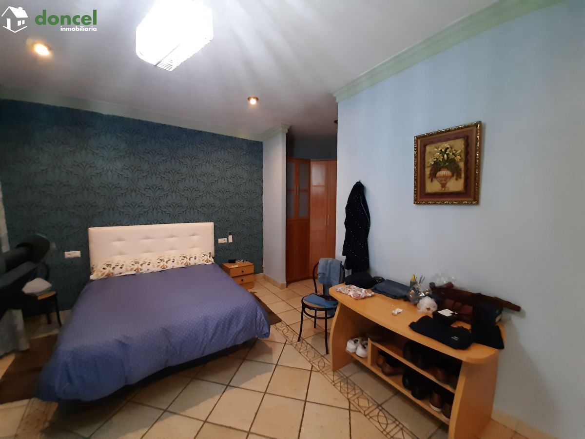 220409/2579175, Inmobiliaria Doncel, vende, en BOLALOS DE CTVA./Ciudad Real, dúplex de tres dormitorios y dos baños, dispone d cocina amueblada, dos salones, calefacción de gasóleo y aire acondicionad — Foto 4