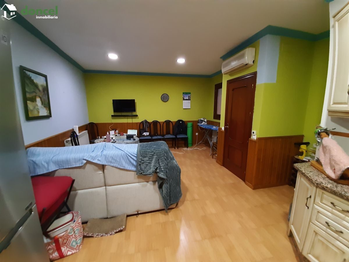 220409/2579175, Inmobiliaria Doncel, vende, en BOLALOS DE CTVA./Ciudad Real, dúplex de tres dormitorios y dos baños, dispone d cocina amueblada, dos salones, calefacción de gasóleo y aire acondicionad — Foto 12