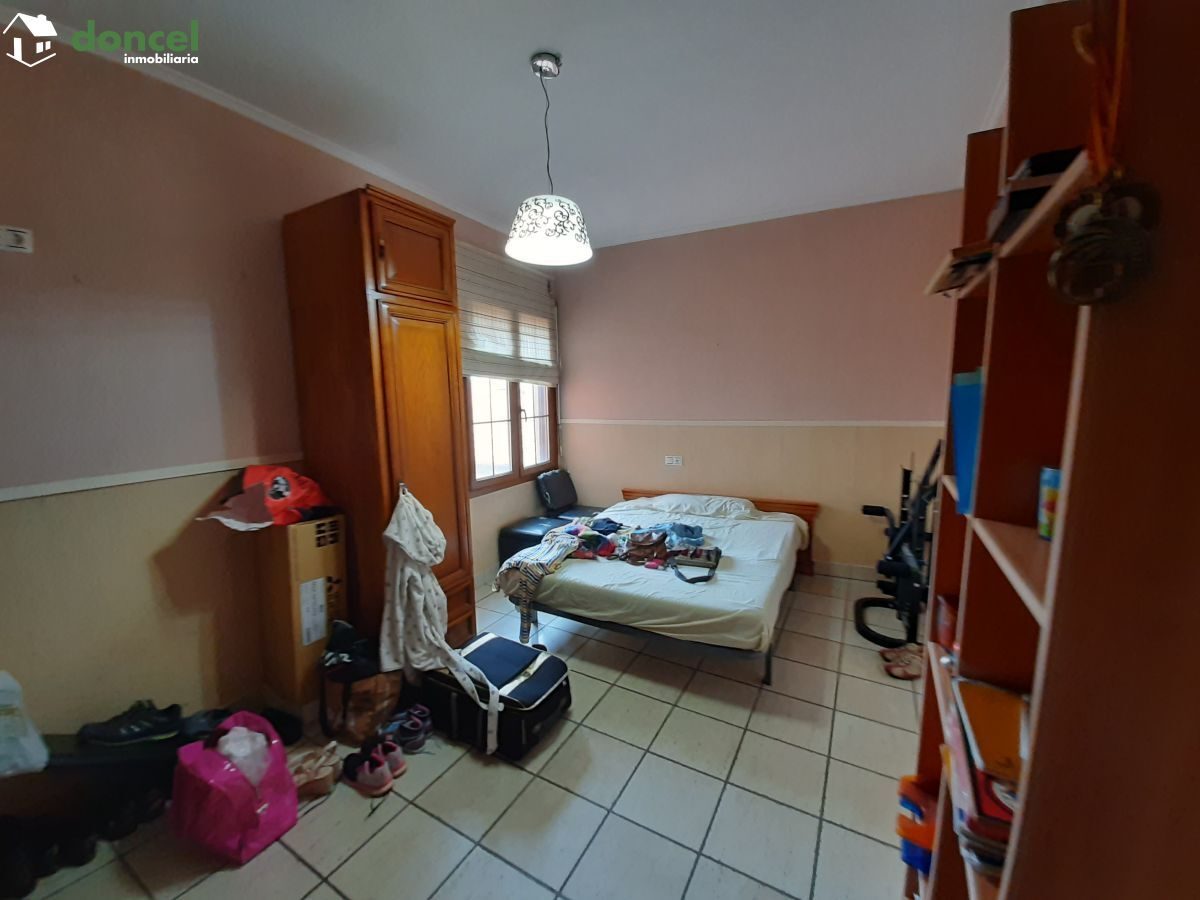 220409/2579175, Inmobiliaria Doncel, vende, en BOLALOS DE CTVA./Ciudad Real, dúplex de tres dormitorios y dos baños, dispone d cocina amueblada, dos salones, calefacción de gasóleo y aire acondicionad — Foto 9