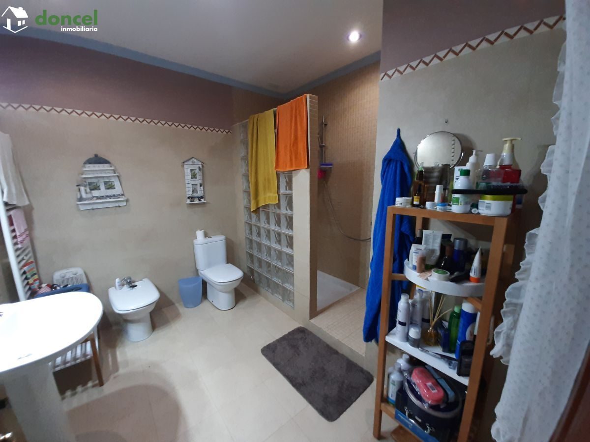 220409/2579175, Inmobiliaria Doncel, vende, en BOLALOS DE CTVA./Ciudad Real, dúplex de tres dormitorios y dos baños, dispone d cocina amueblada, dos salones, calefacción de gasóleo y aire acondicionad — Foto 8