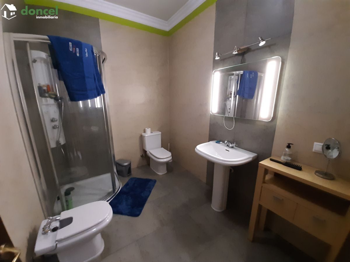 220409/2579175, Inmobiliaria Doncel, vende, en BOLALOS DE CTVA./Ciudad Real, dúplex de tres dormitorios y dos baños, dispone d cocina amueblada, dos salones, calefacción de gasóleo y aire acondicionad — Foto 3
