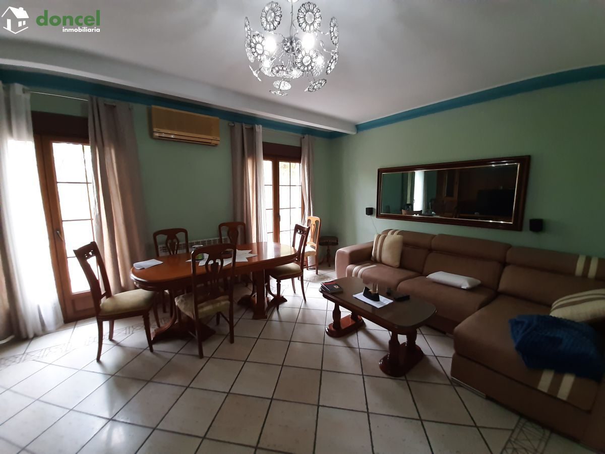 220409/2579175, Inmobiliaria Doncel, vende, en BOLALOS DE CTVA./Ciudad Real, dúplex de tres dormitorios y dos baños, dispone d cocina amueblada, dos salones, calefacción de gasóleo y aire acondicionad — Foto 1