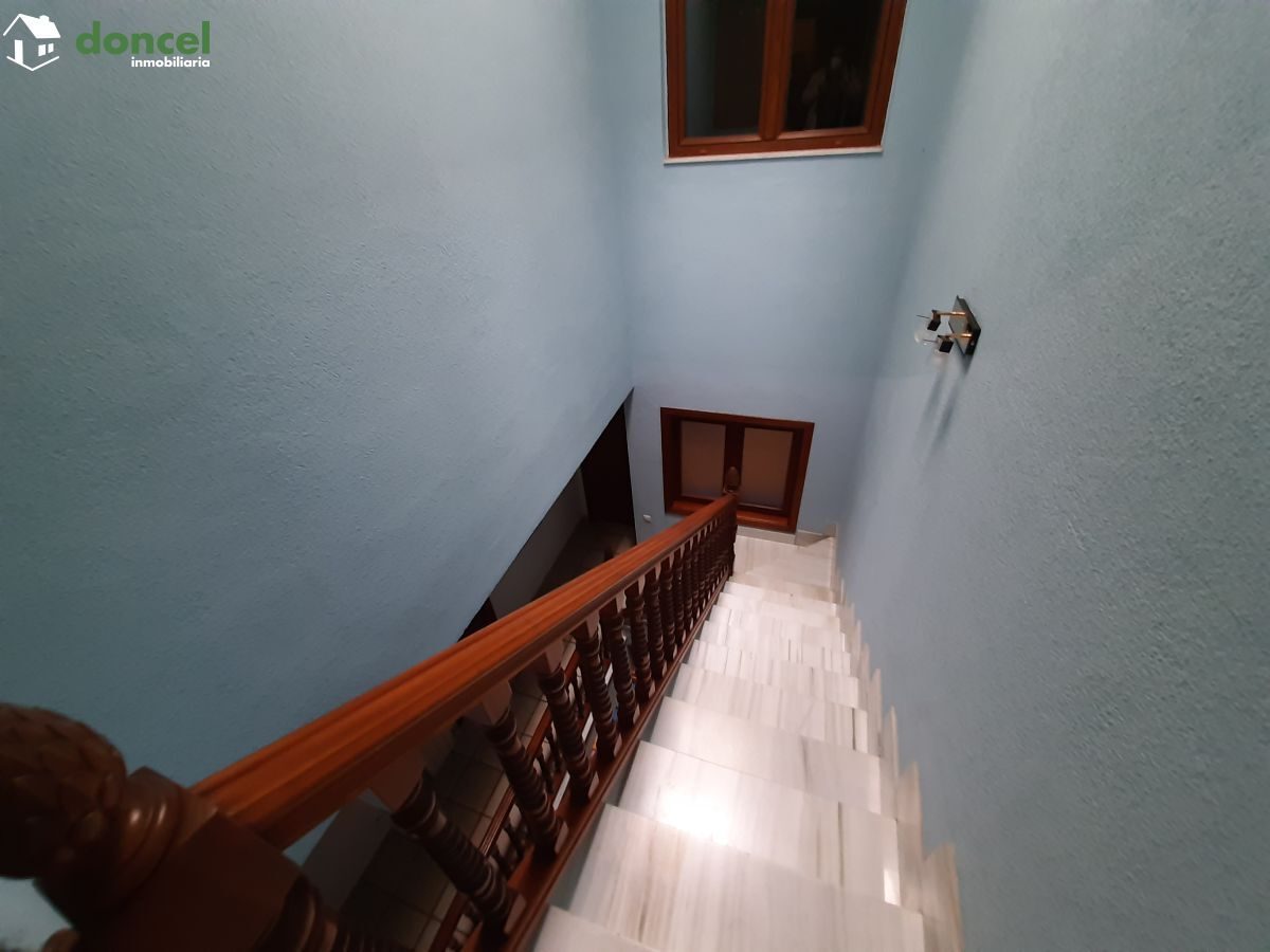 220409/2579175, Inmobiliaria Doncel, vende, en BOLALOS DE CTVA./Ciudad Real, dúplex de tres dormitorios y dos baños, dispone d cocina amueblada, dos salones, calefacción de gasóleo y aire acondicionad — Foto 6