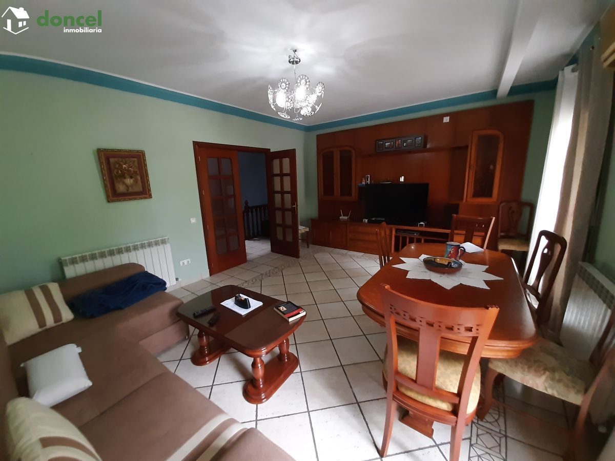 220409/2579175, Inmobiliaria Doncel, vende, en BOLALOS DE CTVA./Ciudad Real, dúplex de tres dormitorios y dos baños, dispone d cocina amueblada, dos salones, calefacción de gasóleo y aire acondicionad — Foto 7
