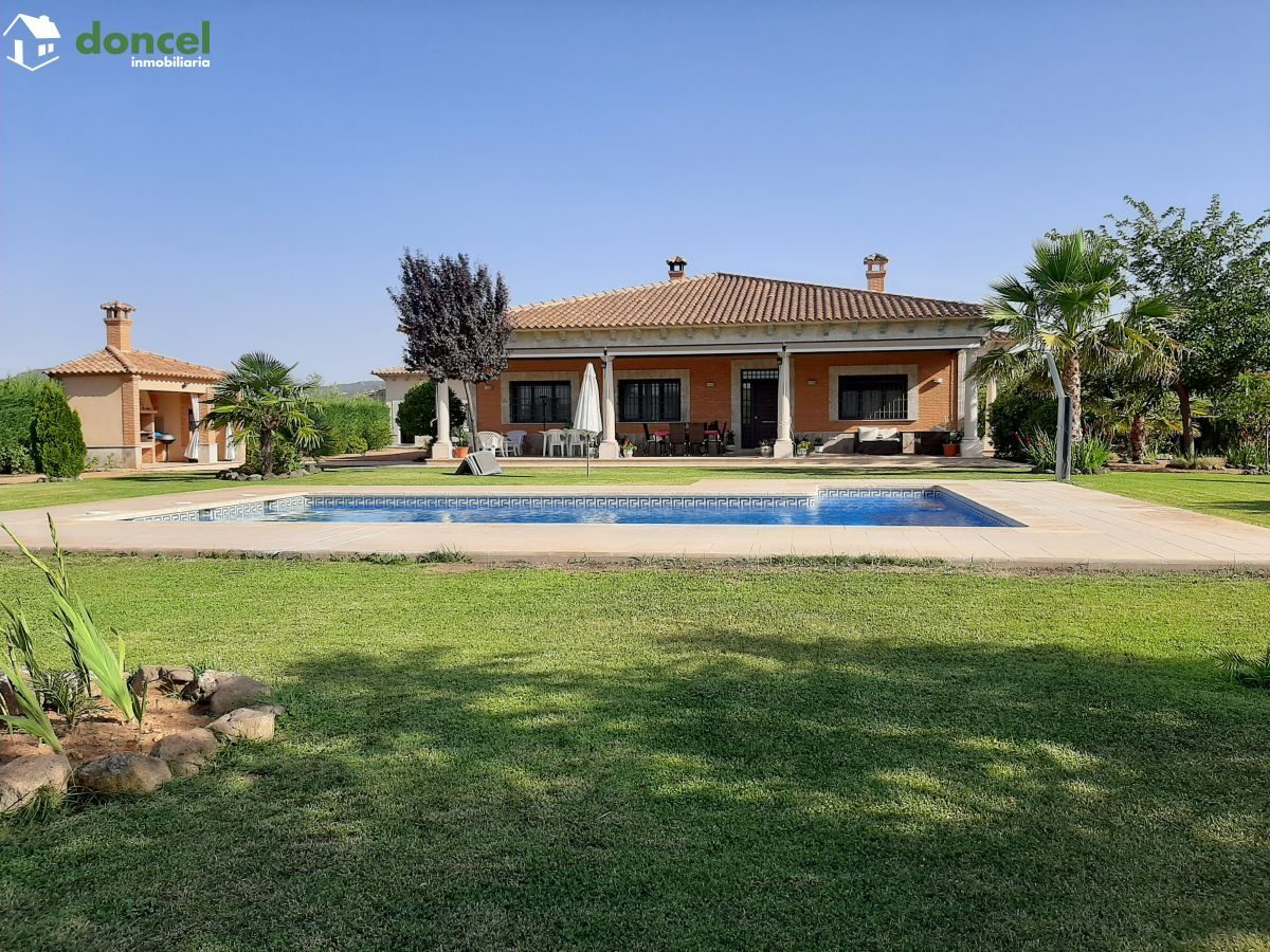 Inmobiliaria Doncel, vende, CHALET EN PIEDRABUENA/CIUDAD REAL a veinticinco minutos de la capital, sobre una parcela de veinte mil metros cuadrados, distribuido en cuatro dormitorios y tres baños, dis — Foto 1
