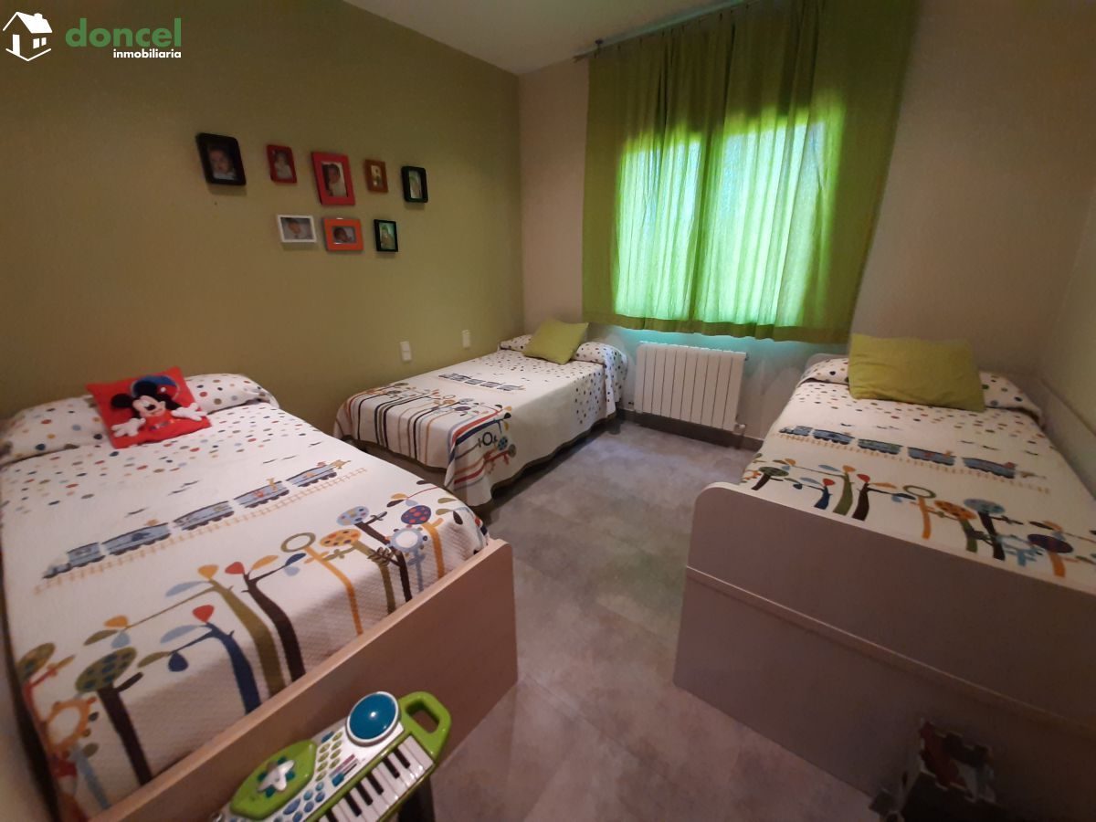 Inmobiliaria Doncel, vende, CHALET EN PIEDRABUENA/CIUDAD REAL a veinticinco minutos de la capital, sobre una parcela de veinte mil metros cuadrados, distribuido en cuatro dormitorios y tres baños, dis — Foto 17
