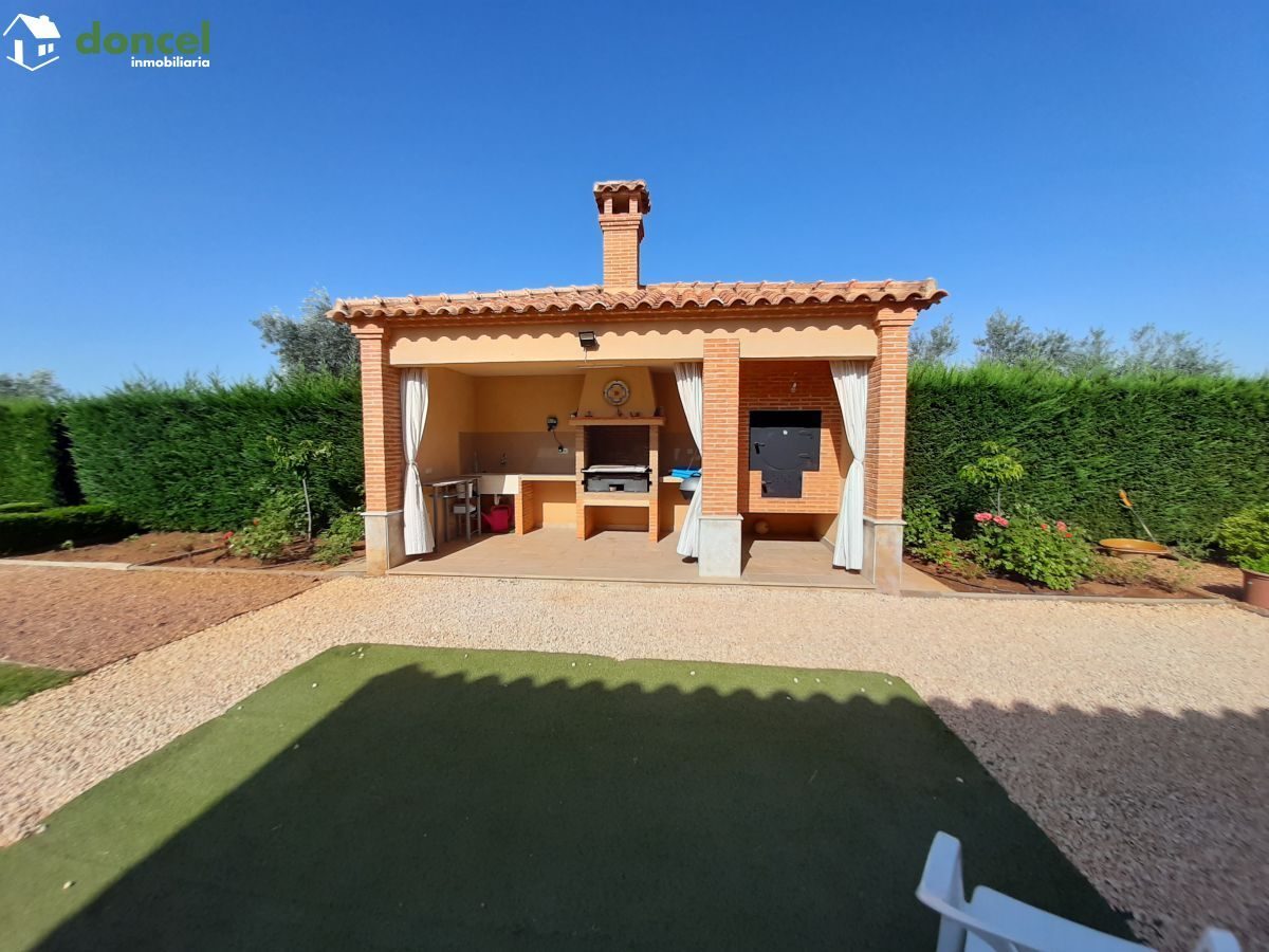 Inmobiliaria Doncel, vende, CHALET EN PIEDRABUENA/CIUDAD REAL a veinticinco minutos de la capital, sobre una parcela de veinte mil metros cuadrados, distribuido en cuatro dormitorios y tres baños, dis — Foto 22