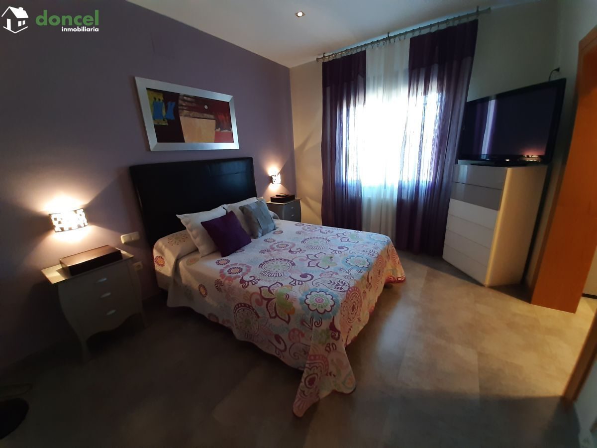 Inmobiliaria Doncel, vende, CHALET EN PIEDRABUENA/CIUDAD REAL a veinticinco minutos de la capital, sobre una parcela de veinte mil metros cuadrados, distribuido en cuatro dormitorios y tres baños, dis — Foto 7