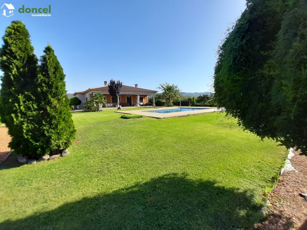 Inmobiliaria Doncel, vende, CHALET EN PIEDRABUENA/CIUDAD REAL a veinticinco minutos de la capital, sobre una parcela de veinte mil metros cuadrados, distribuido en cuatro dormitorios y tres baños, dis — Foto 25